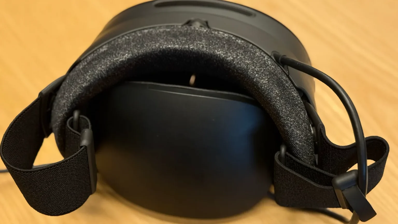 Steam Frame : 1 049 € (256 Go), réservations jusqu’au 17 septembre Casque Steam Frame et manettes Valve, photo produit officielle