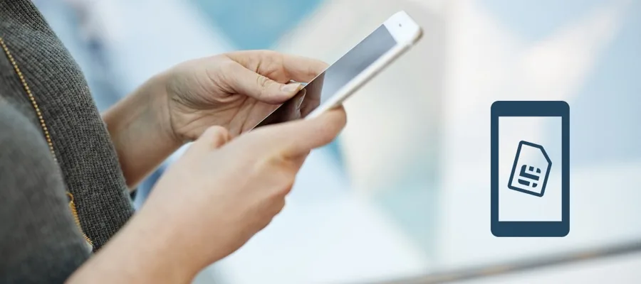 Personne tenant un smartphone à côté d’une icône de carte SIM, visuel du guide Bouygues Telecom sur les cartes SIM