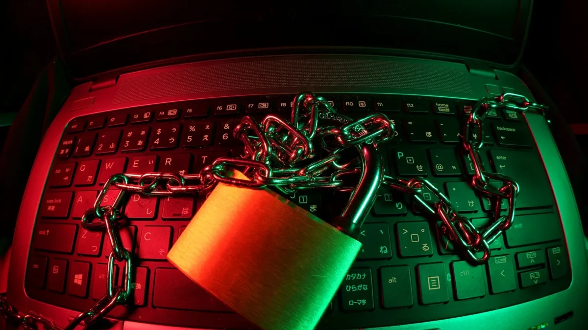 Cadenas et chaîne sur clavier de PC portable, symbole du chiffrement BitLocker