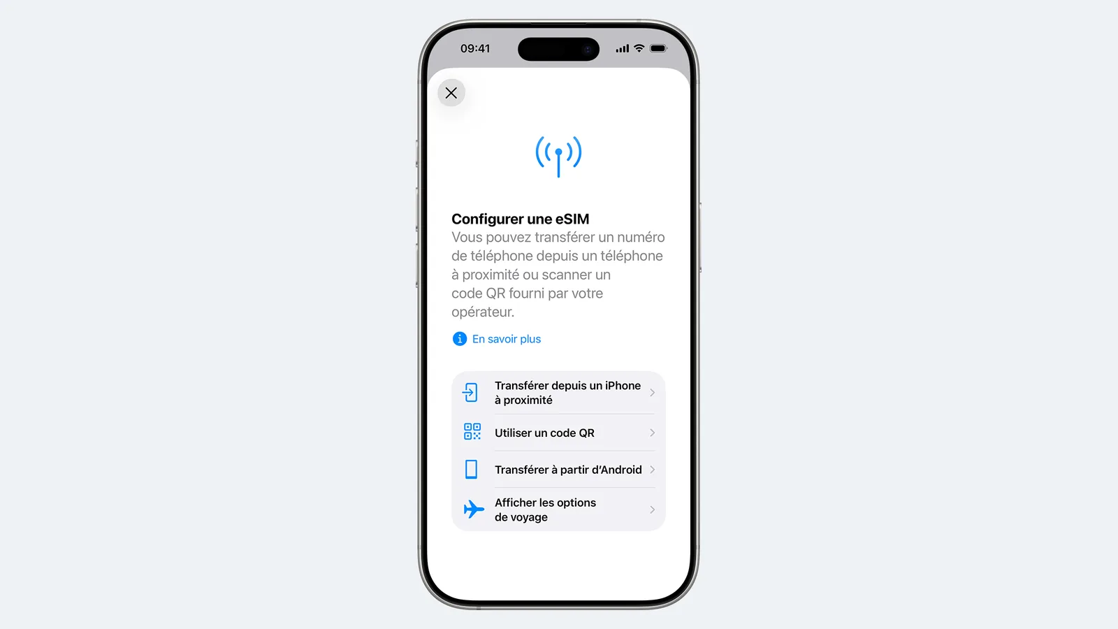 Écran iPhone Configurer une eSIM avec les options Transférer depuis un iPhone à proximité et Utiliser un code QR