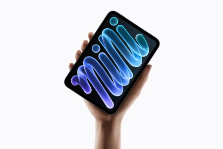 Le nouvel iPad mini OLED à puce A20 Pro tenu dans une main