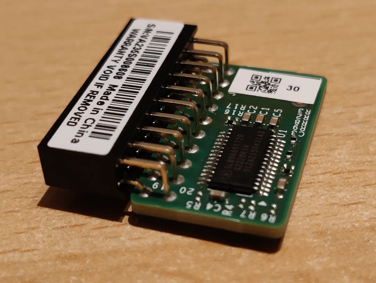 Module TPM enfichable Supermicro AOM-TPM-9665V-S avec sa puce de sécurité et son connecteur à broches