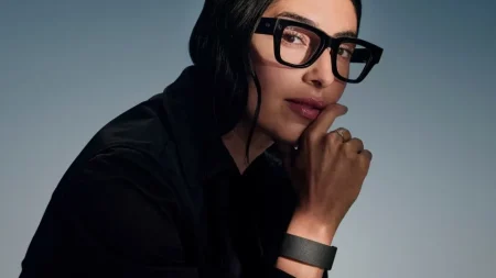 Une personne portant les Meta Ray-Ban Display et le bracelet Meta Neural Band