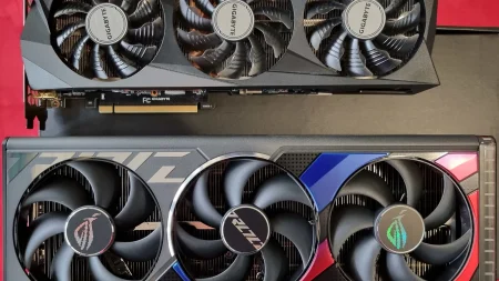 Une GeForce RTX 3090 Gigabyte au-dessus d’une RTX 4090 Asus ROG Strix