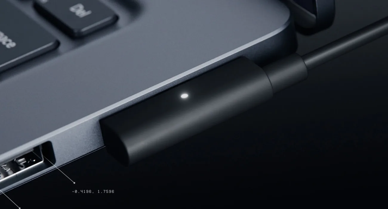 Câble USB-C aimanté Magnetic Connect branché sur le flanc du Surface Laptop Ultra