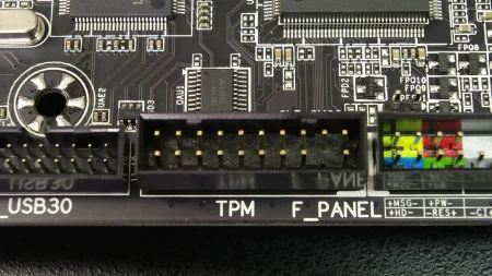 Connecteur TPM sérigraphié sur une carte mère de PC, à côté du connecteur de façade