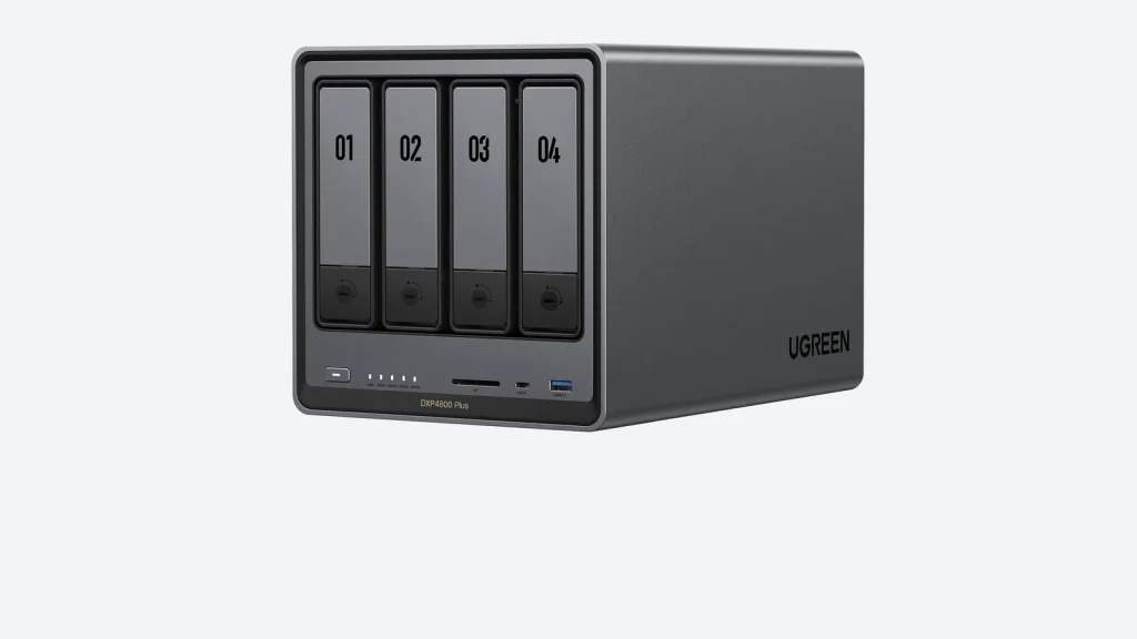 NAS Ugreen NASync DXP4800 Plus à quatre baies vu de trois quarts